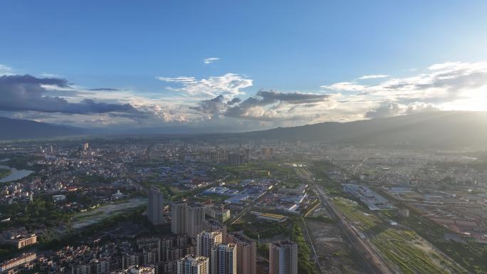 山间坝子中的瑞丽市