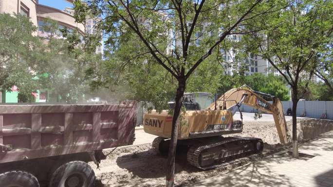 挖掘机在城市道路开挖管沟