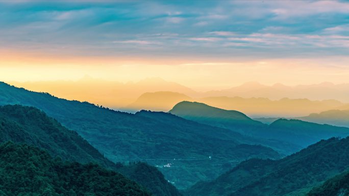 唯美意境群山绵延山边一束金色光芒延时素材