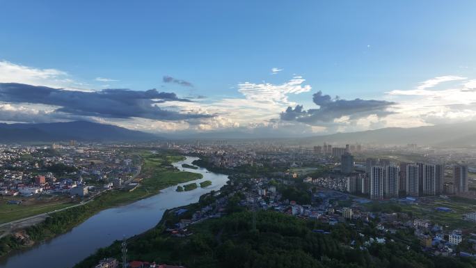 中国瑞丽市和缅甸木姐市中间隔着瑞丽江