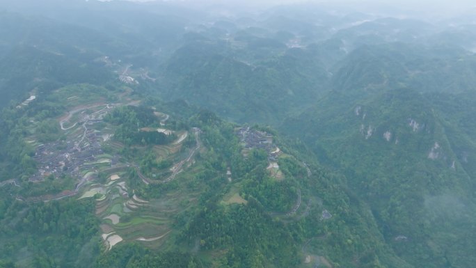 4K航拍湘西花垣县云雾中十八洞村