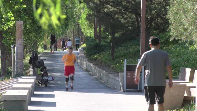 骑车河边生态城市清晨老人晨练健康跑道跑步