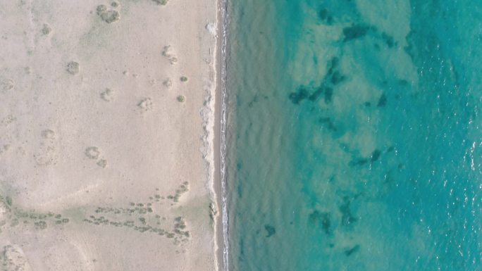 航拍青海湖尕海湖水与湖岸线