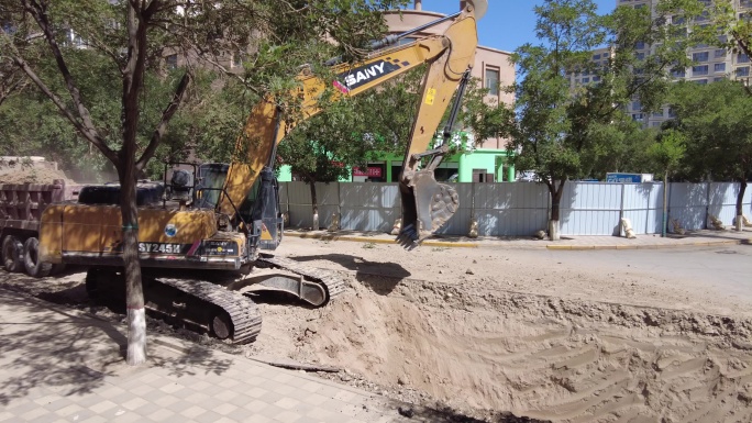挖掘机在城市路面开挖管沟