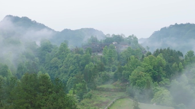 4K航拍湘西花垣县云雾中十八洞村8