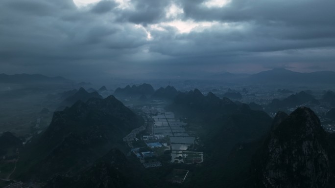 黎明时分桂林城市里的山和上空的乌云