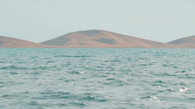 青海湖边的沙漠与阳光下的湖水