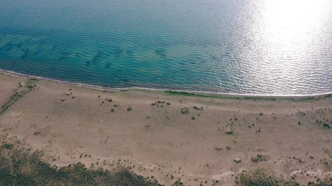 航拍青海湖尕海在阳光下波光粼粼的湖面