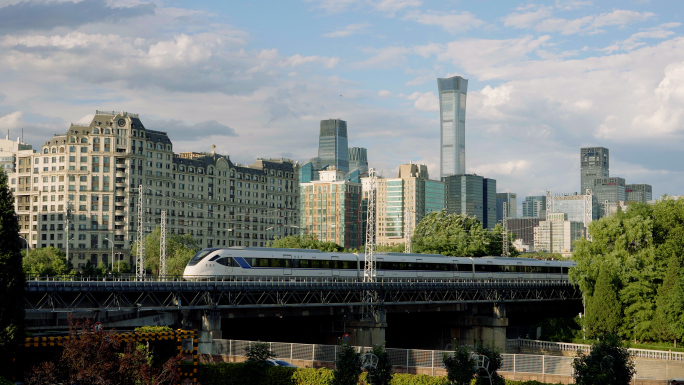 【4K】列车穿行于北京国贸CBD视频空镜