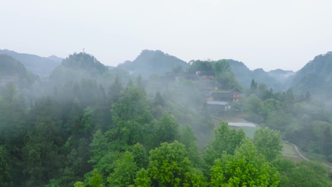 4K航拍湘西花垣县云雾中十八洞村6