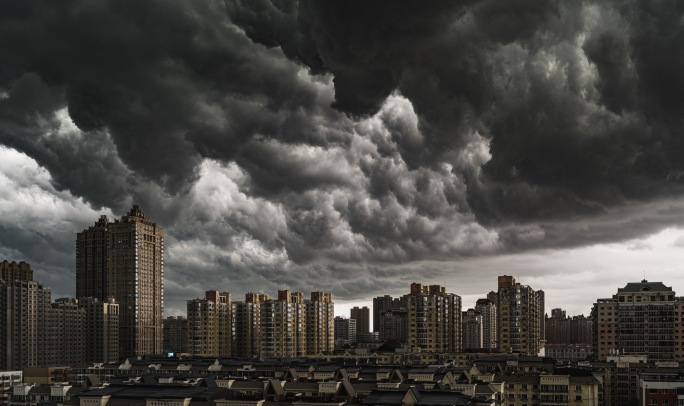 4K城市阴雨下雨乌云密布黑云压城延时摄影