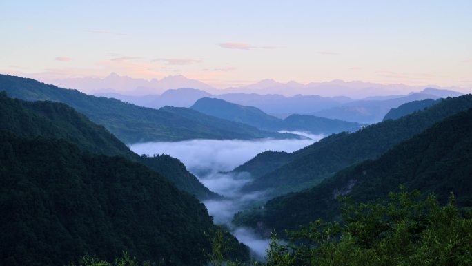 清晨山谷云雾涌动远眺群山绵延壮阔山河