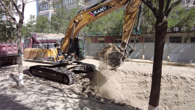 挖掘机在城市道路开挖管沟