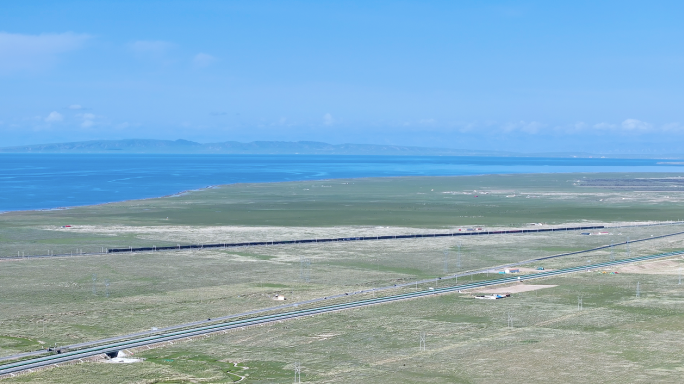 青海湖路段青藏铁路 火车行驶