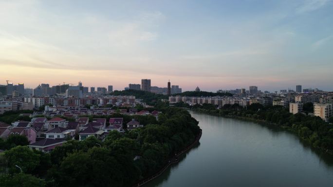 夕阳下的城市河流