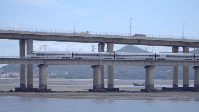 高铁动车火车经过跨海大桥