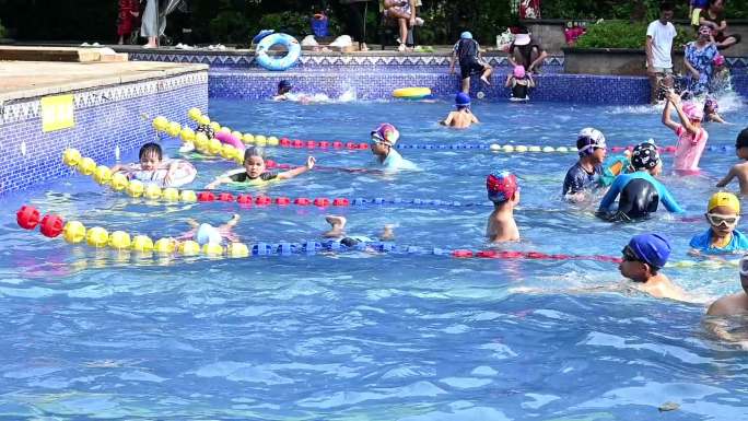 在水里练习游泳动作的孩子们-慢动作