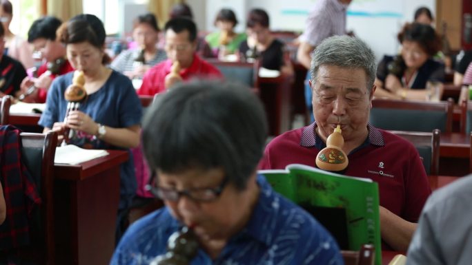 老年人老年生活老年大学音乐课葫芦丝实拍