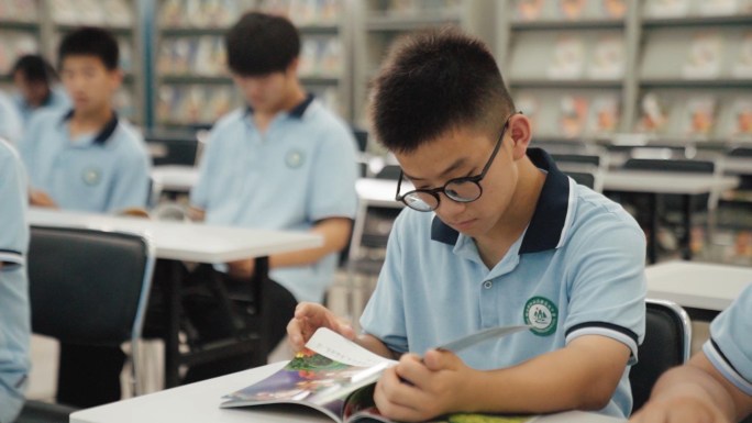 原创-中学生图书馆看书