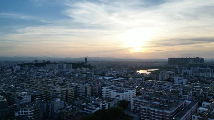 夕阳下的城市河流大景