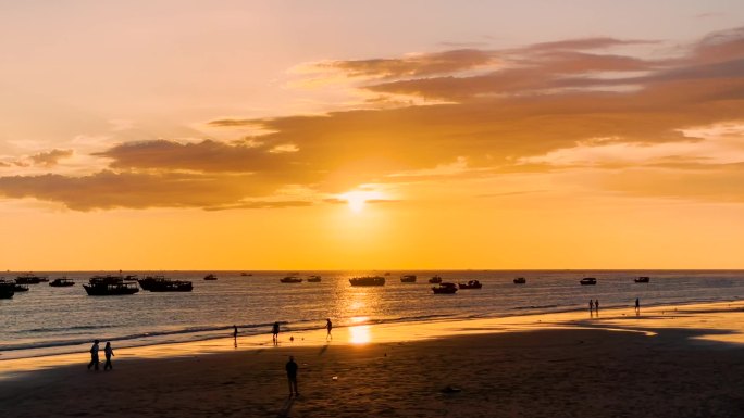 日落夕阳下的金色海滩唯美沙滩游玩北海银滩