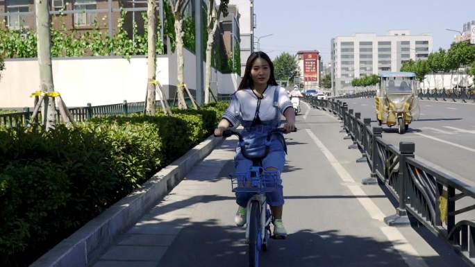 骑共享单车上班的女孩