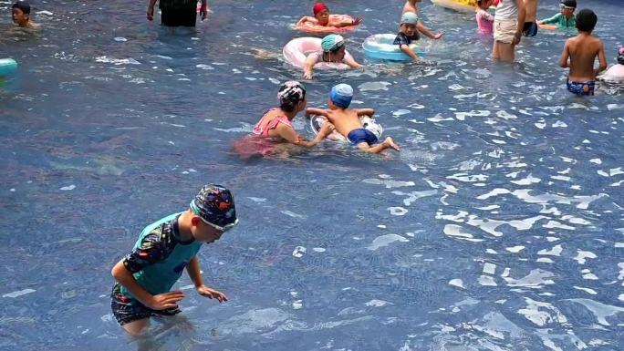 炎热夏日-游泳池里玩水的人
