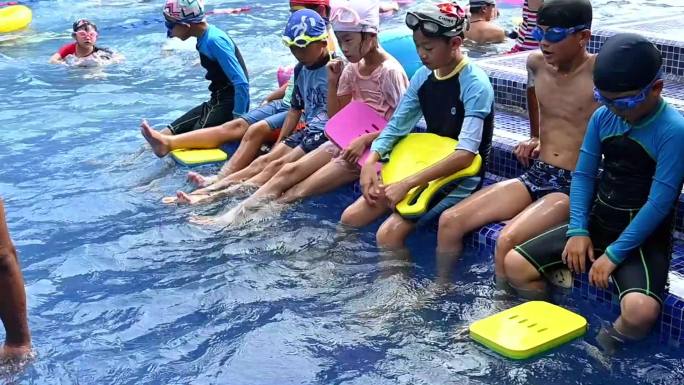 游泳的孩子练习打水动作