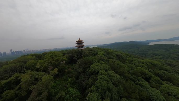 穿越机航拍无锡鼋头渚景区山建筑上山下山