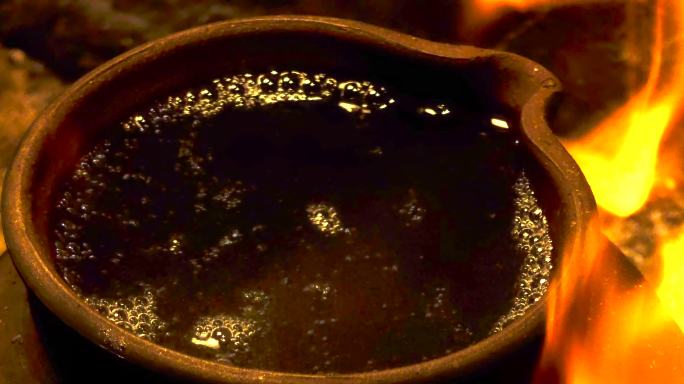 古法传统煮茶 柴火燃烧陶罐茶壶煮水开翻滚