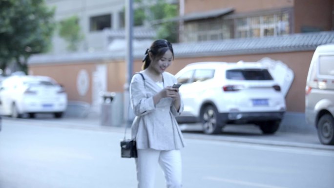 玩手机的女孩被骑自行车的人撞倒