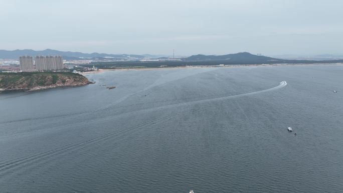 航拍威海西海岸的大海和快艇