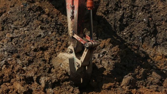 挖掘机挖土特写实拍原素材