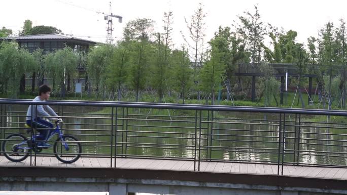 城市公园绿地社区小区非机动车道孩子自行车