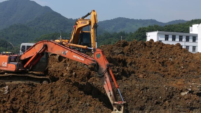 挖掘机阳光下挖土挖池塘工地施工实拍素材