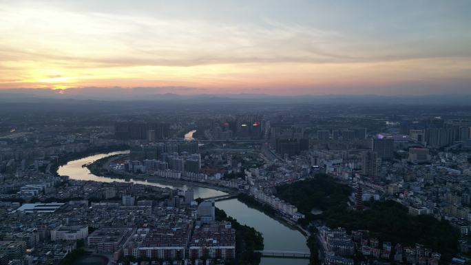 黄昏夕阳下的城市与河流