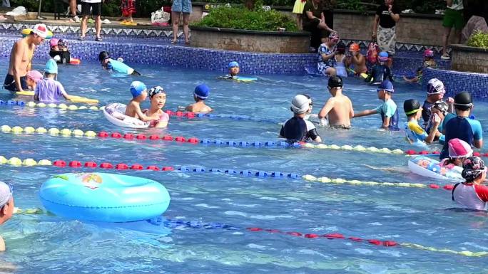 激情夏日-游泳的人们-慢动作