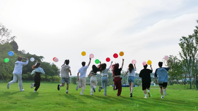 大学生向着希望奔跑青年青春奔跑放飞气球