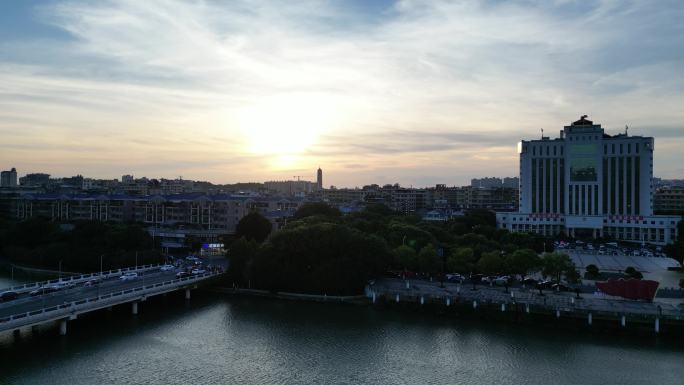 夕阳下的城市河流大景
