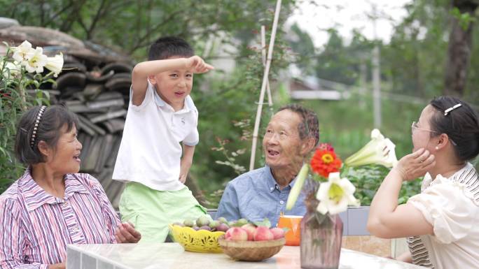 农村可爱小孩在家人面前跳舞