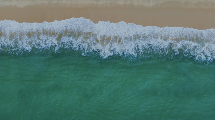 海浪拍打沙滩