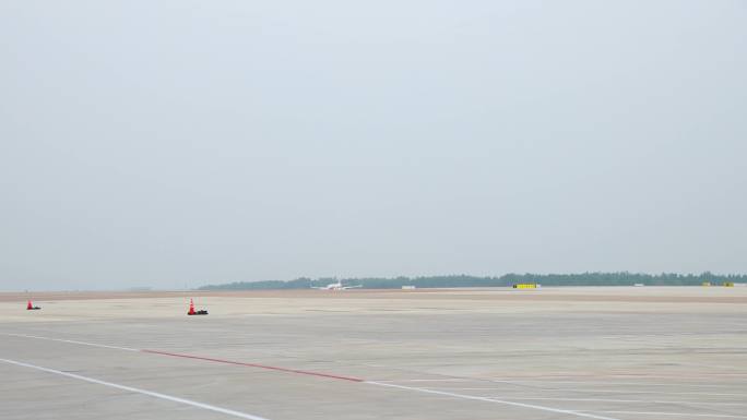 运货飞机降落在机场跑道上滑行