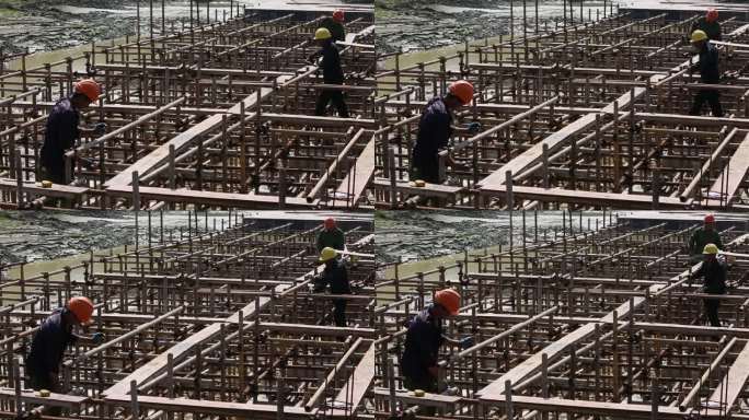 高温建筑工地施工工人安全帽搭钢管模板实拍
