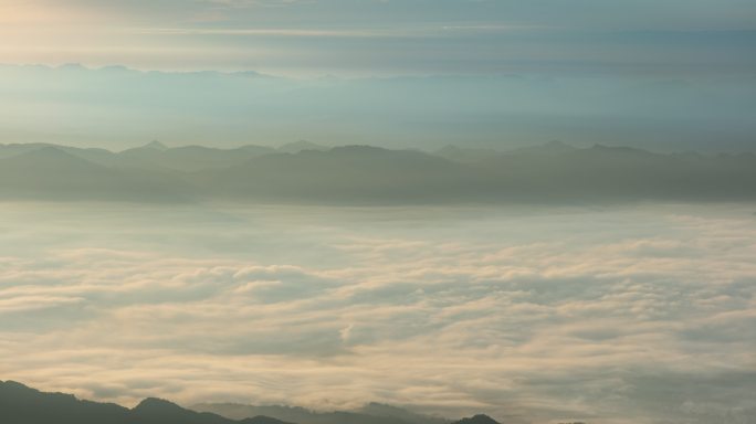 云海大山之巅早晨