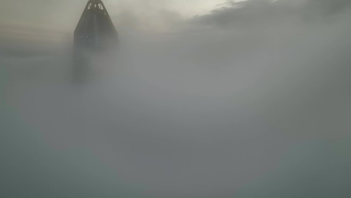 傍晚航拍深圳平安大厦云雾笼罩