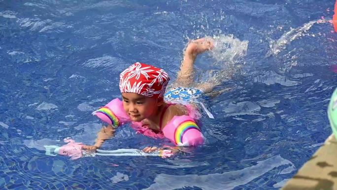努力学习游泳的小女孩-慢动作