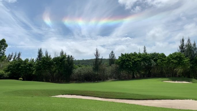 高尔夫球场上的彩虹云