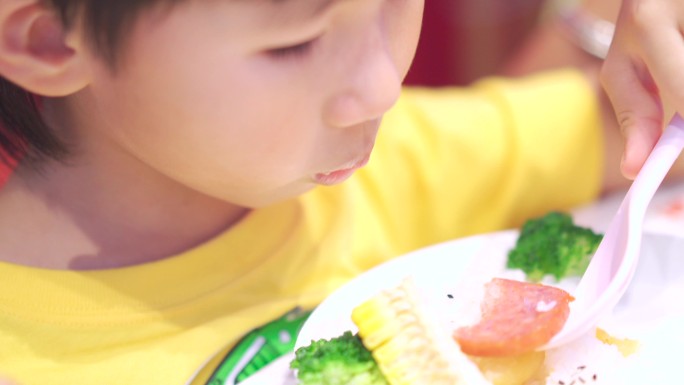 小孩子吃饭喝饮料