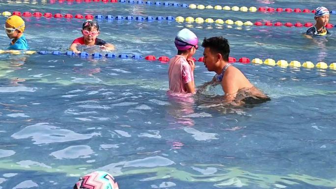 教练给小女孩讲解游泳-慢动作