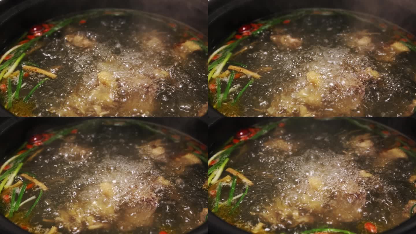 菌汤火锅烧开，鸡汤，菌汤火锅美食